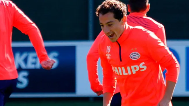 Andrés Guardado corre en entrenamiento del PSV