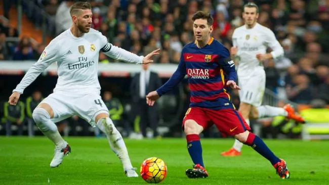Sergio Ramos cubre a Messi en Clásico español