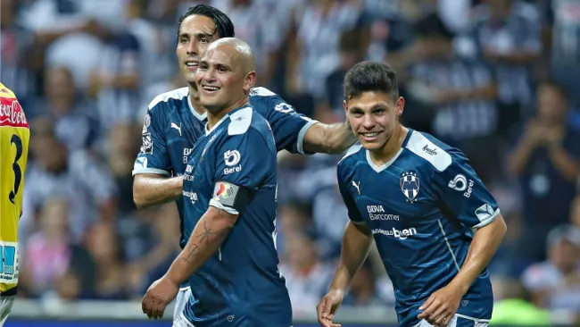 Aldo de Nigris, Suazo y Alfonso Gonzalez, durante el juego de despedida del Chupete