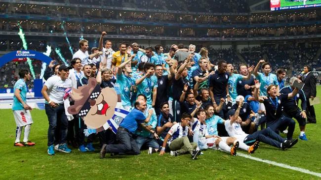 Los Tuzos festejan tras obtener el título del torneo pasado