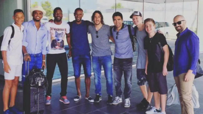 Exjugadores del Barcelona posan en el aeropuerto de Estambul