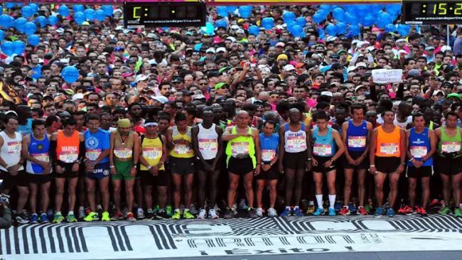 Corredores se preparan para la salida en el Maratón de la CDMX