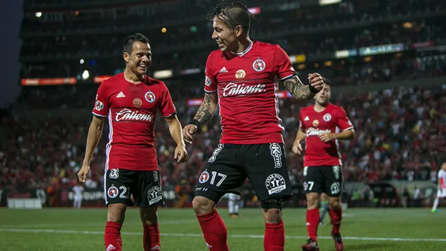 Dayro Moreno baila tras marcar su segundo gol contra Morelia