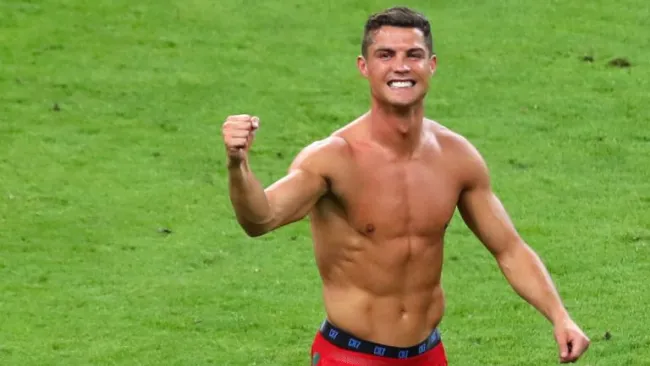Cristiano Ronaldo festeja la victoria de Portugal en la Eurocopa 2016