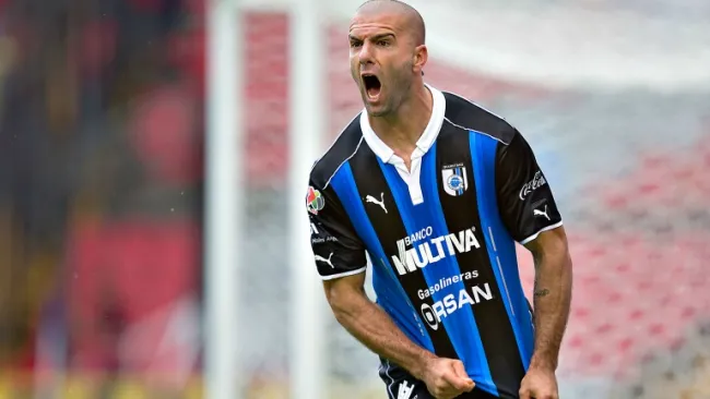 Tito Villa festeja su tanto contra los Tiburones en La Corregidora