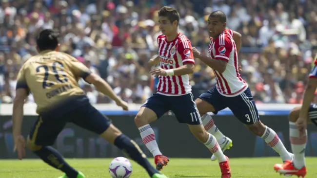 Brizuela conduce el balón en juego contra Pumas