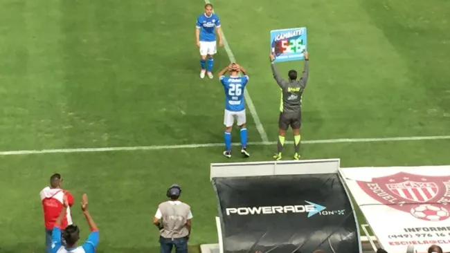 Momento en que Silva abandona la cancha