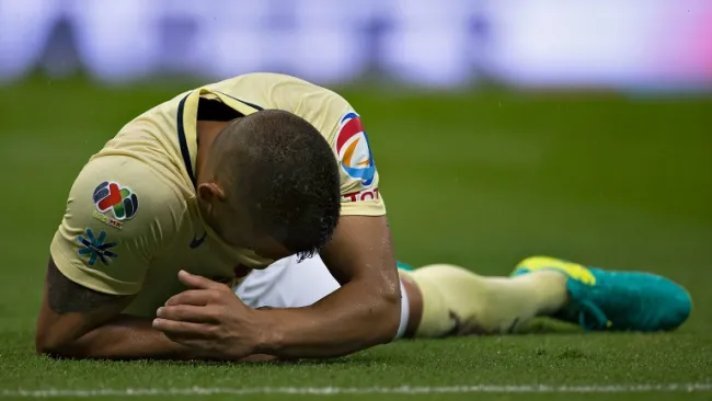 Samudio se lamenta en el césped del Azteca