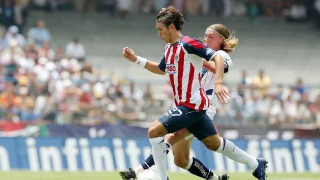 Arellano y Leandro pelean un balón en el 2007