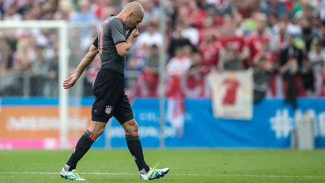 Robben abandona la cancha cabizbajo