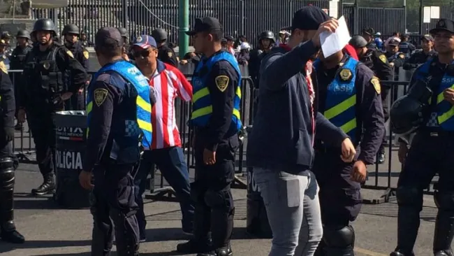 Policías revisan a aficionados en las inmediaciones de CU