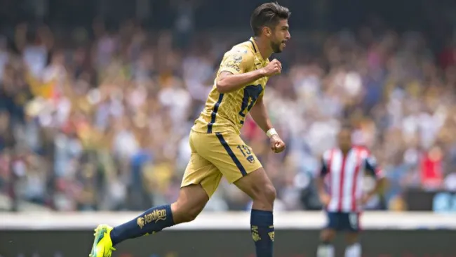 Eduardo Herrera festeja un gol de Pumas