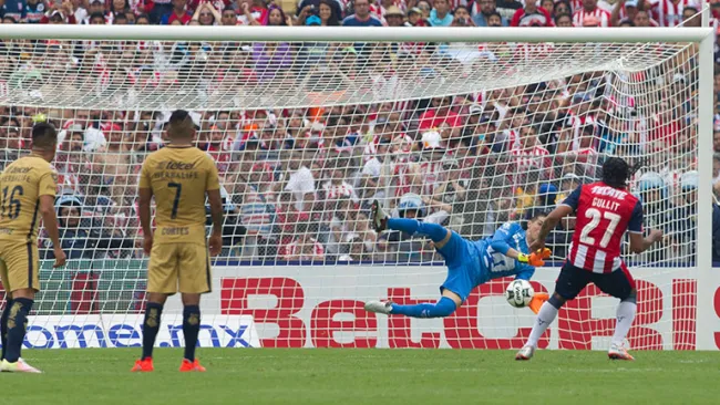 Carlos Peña falla penalti contra Pumas 