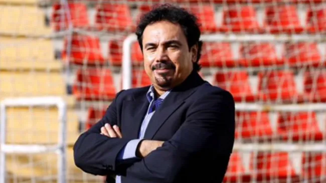 Hugo Sánchez posando para la foto