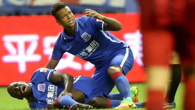 Demba se duele tras sufrir fractura