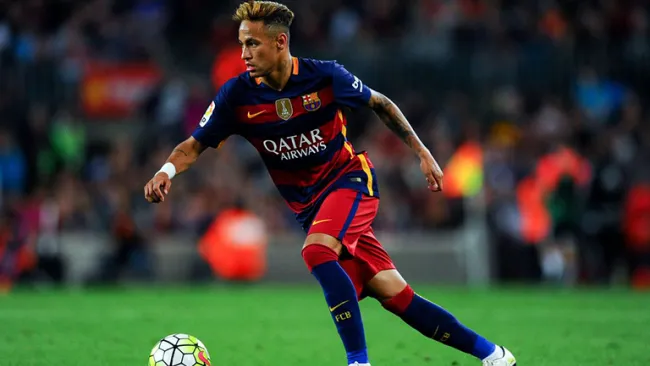 Neymar conduce el balón en juego de Barcelona 