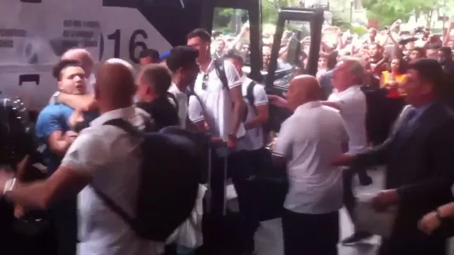 Aficionado es tomado por el cuello tras intentar tomarse una foto con Benzema