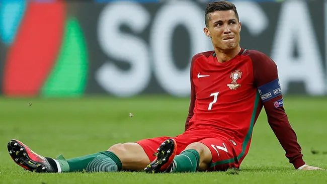 Cristiano Ronaldo, en el césped tras lesión de rodilla