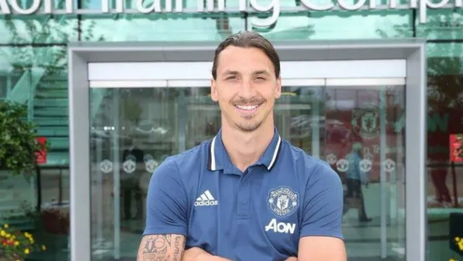 Zlatan con el uniforme de presentación del Manchester 