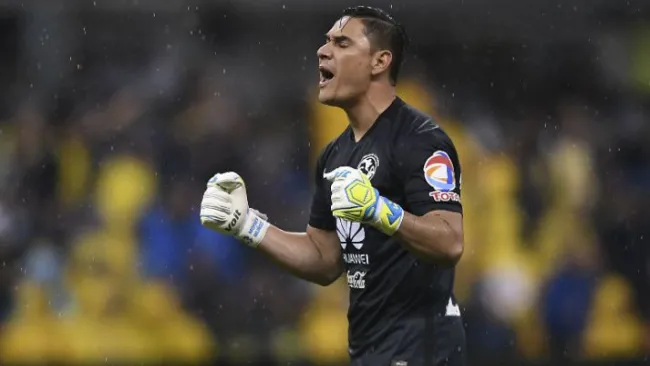 Moisés Muñoz disputa partido de Liga MX