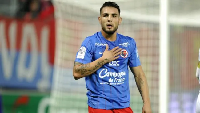 Andy Delort disputa un partido con el Caen