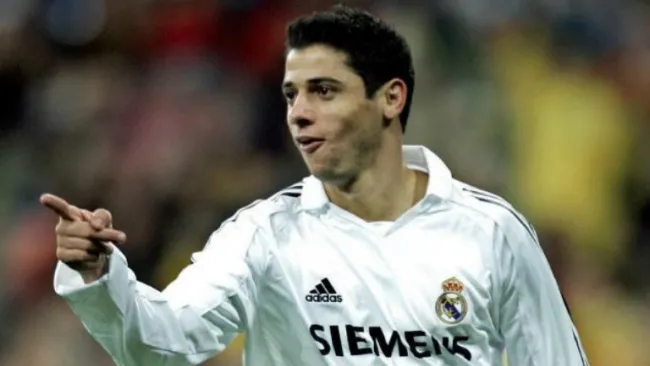 Cicinho celebrando un gol con el Real Madrid