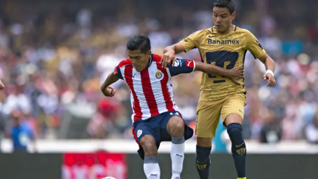 Sánchez y Barrera en la disputa por el esférico