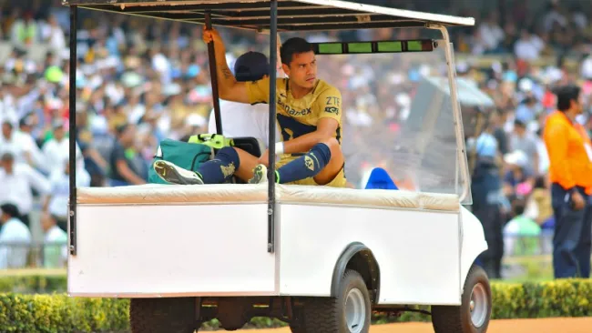 Pablo Barrera abandonó el partido vs Chivas en el carro médico