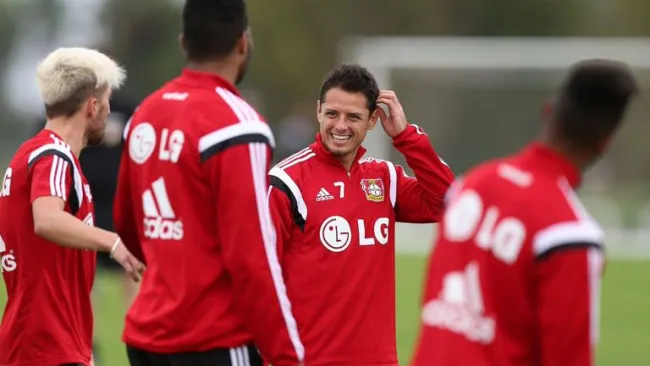 Chicharito, durante un entrenamiento del Bayer Leverkusen