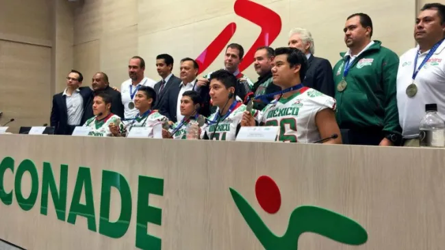 Parte de los seleccionados Sub 19 que ganaron el bronce en el Mundial de China posan para la foto