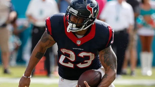 Arian Foster ejecuta un acarreo con los Texanos