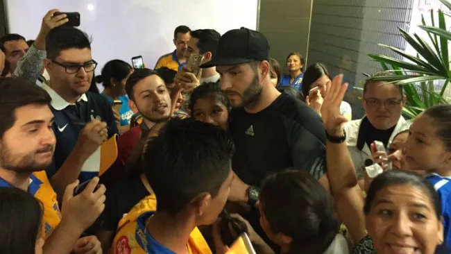 André-Pierre Gignac posa con los aficionados de Tigres