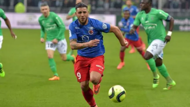 Andy Delort, conduce el balón durante un partido con el Caen