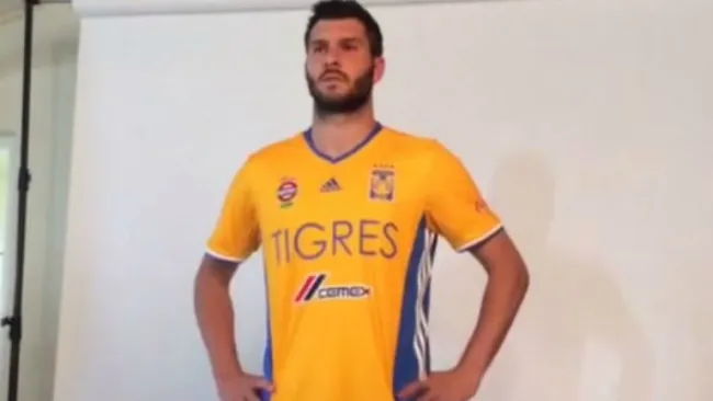 Gignac posa con la nueva camiseta de los Tigres