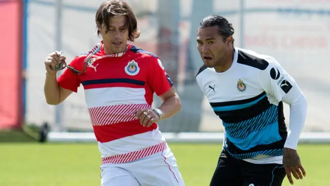 Almeyda corre junto a Gullit en práctica de Chivas
