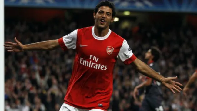 Carlos Vela celebra uno de sus tantos con la playera de Arsenal