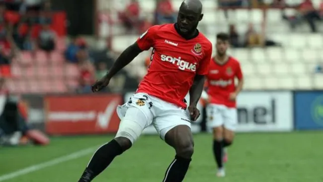 Achille Emaná durante un partido con el Nàstic