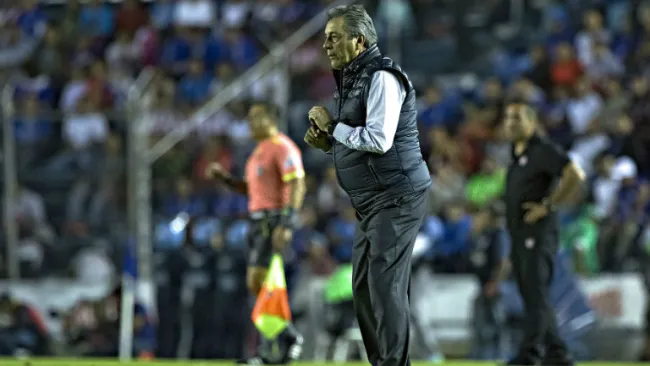 Tomás Boy, durante partido de Cruz Azul como local 