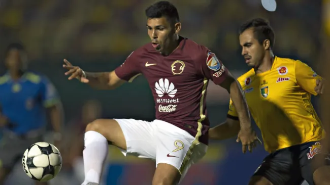 Silvio Romero controla balón en juego contra Venados