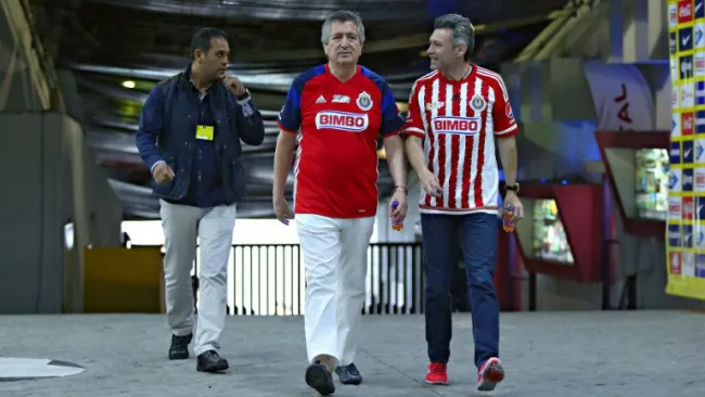 Vergara e Higuera caminan en los pasillos del Estadio Chivas