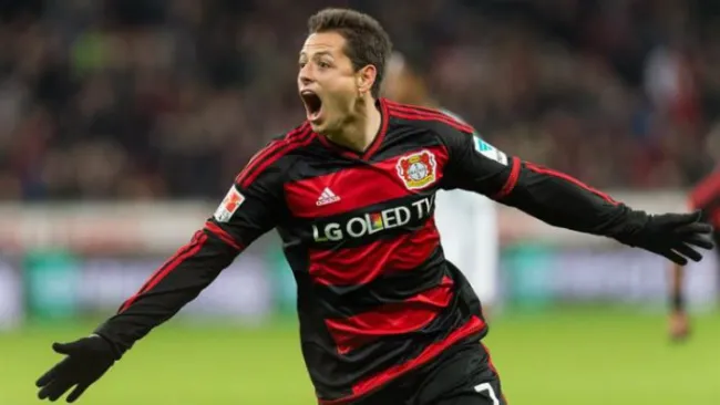 Chicharito celebra gol con Leverkusen