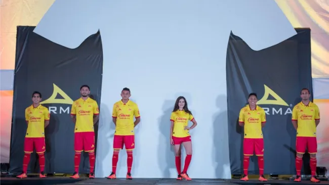 Los jugadores de Monarcas posan para la foto con el nuevo uniforme de local