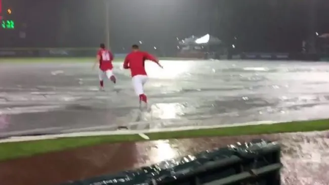 Jugadores de los Diablos Rojos juegan en la lluvia
