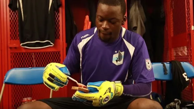 Sammy Ndjock come un poco de mermelada previo al partido