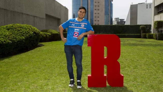 Cristaldo posa con la R de RÉCORD