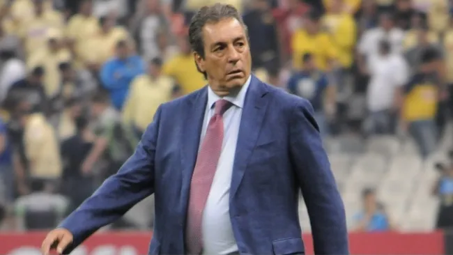 Boy observa un partido de Cruz Azul