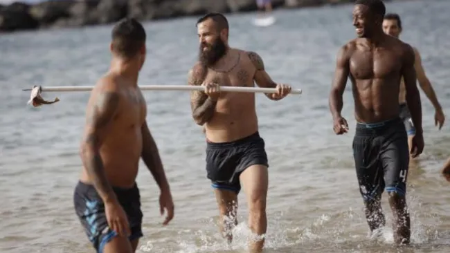 Crosas sale de la playa con el animal herido