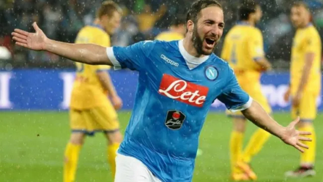 Higuaín festeja un tanto con Nápoles en la Serie A