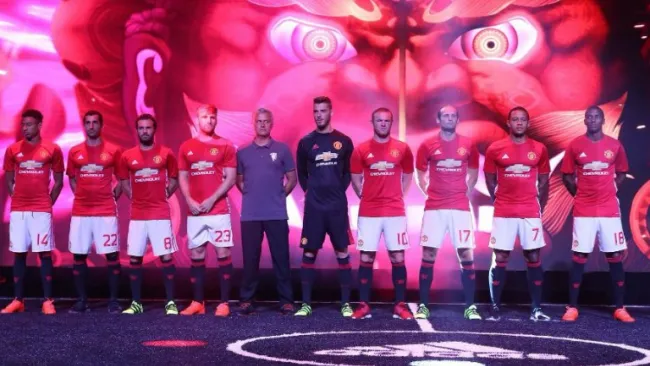Elementos de los Red Devils lucen el nuevo uniforme 2016-17