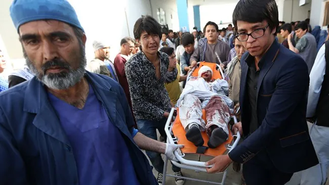 Una persona es atendida tras el atentado en Kabul